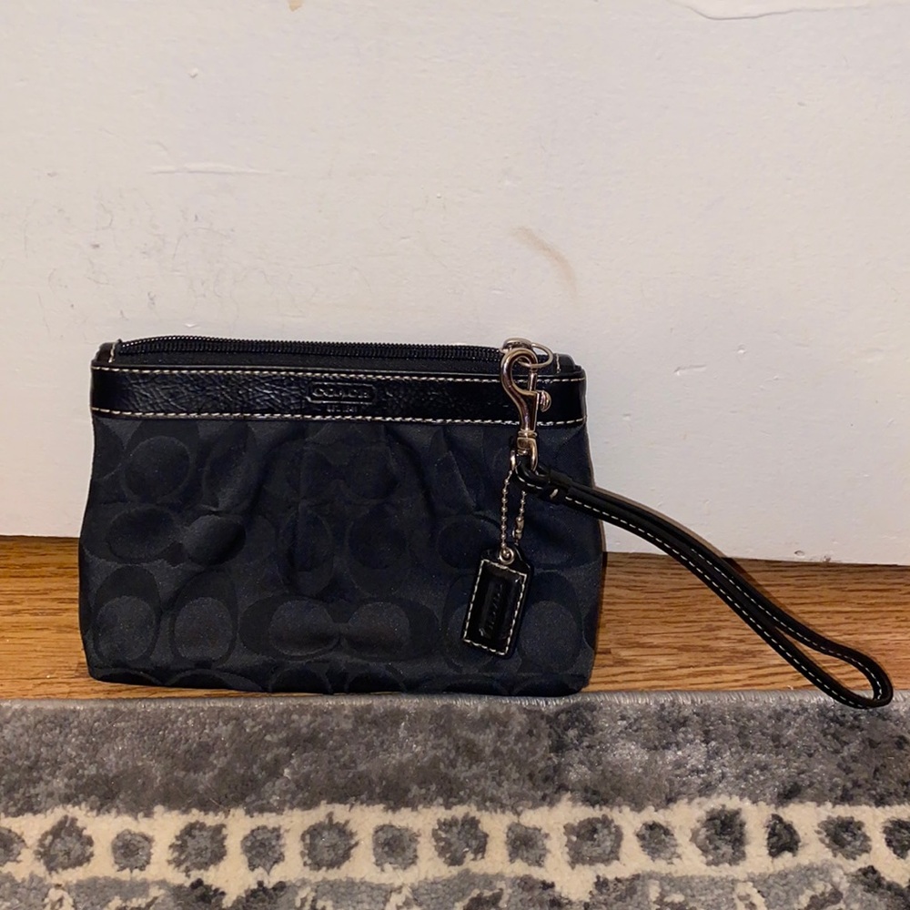 Coach wristlet signature canvas black with zipper closure